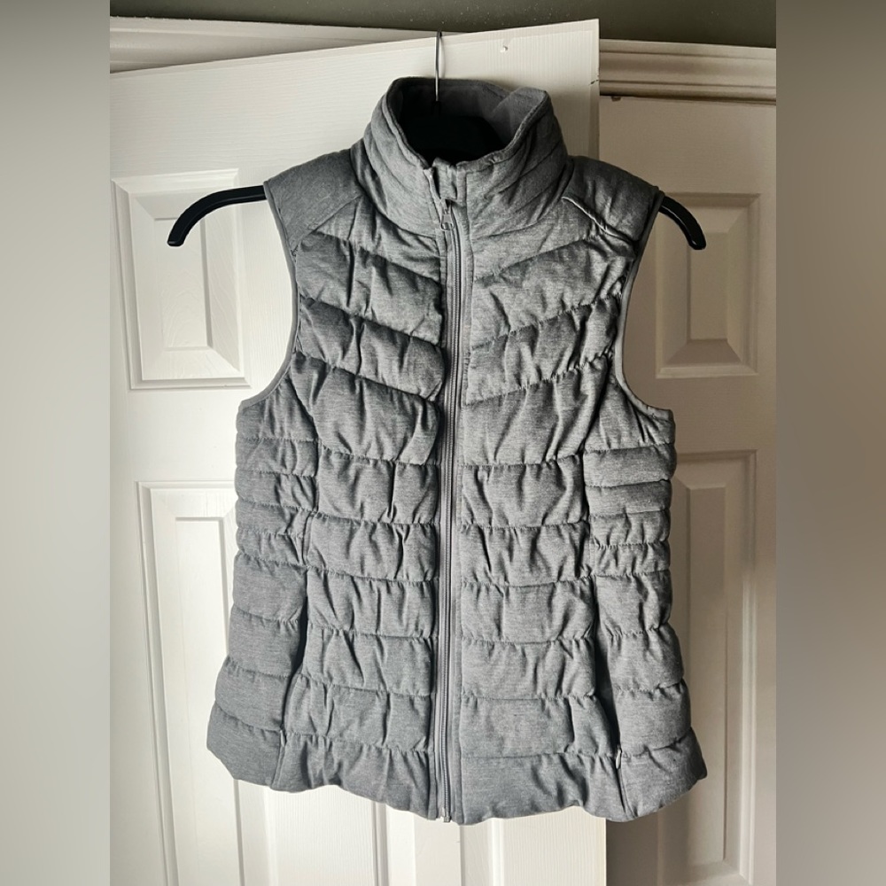 Woman’s New York and Company  shell vest!  Gray, medium.